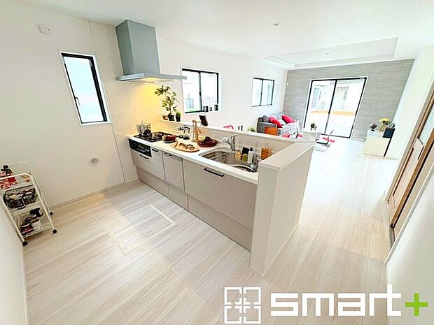 ~人気のカウンターキッチン~ ・キッチンには余計な柱が無いので、リビングが見渡せ開放感のある造りとなっております。 ・蛇口には浄水器が内蔵されるなど機能面でも優れたキッチンです。