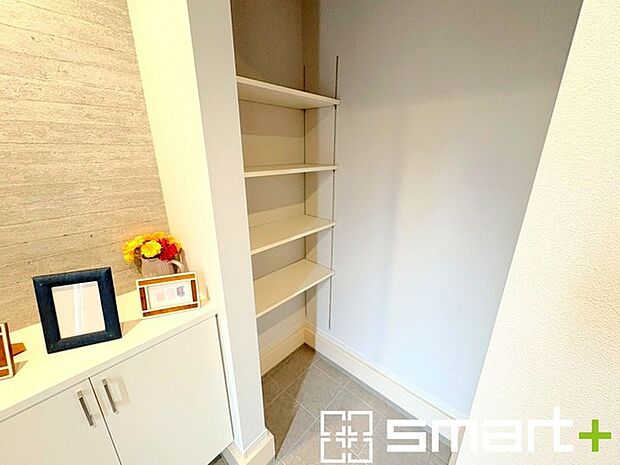 ~シューズインクローク付き~ ・玄関にはシューズインクローク完備。ベビーカーやゴルフバッグ、スポーツ用品など収納可能。 ・稼働式の棚で高さや大きさのあるものもスッキリしまえて快適。