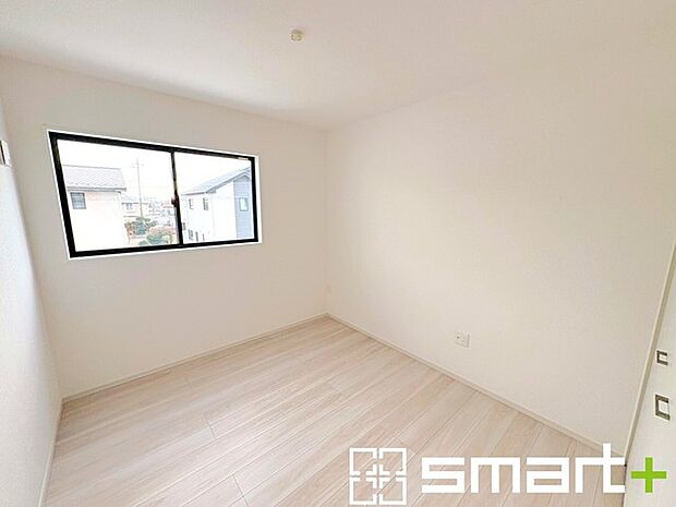 ~収納豊富な洋室~ ・各居室に備え付けの収納をご用意。タンスなどを置く場合と比べ出っ張らないので部屋の中を有効のご活用いただけます。 ・収納の広さなどぜひ現地でご確認くださいませ。