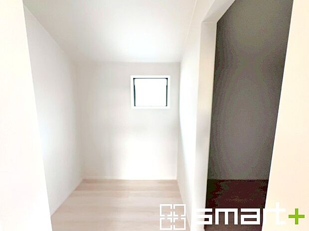 ~ウォークインクローゼット~ ・居室にウォークインを設ける事で季節ものや趣味の用具などもスッキリと収納可能です。 ・加えてフリースペース付き。収納としてはもちろん、テレワークルームとしても便利。