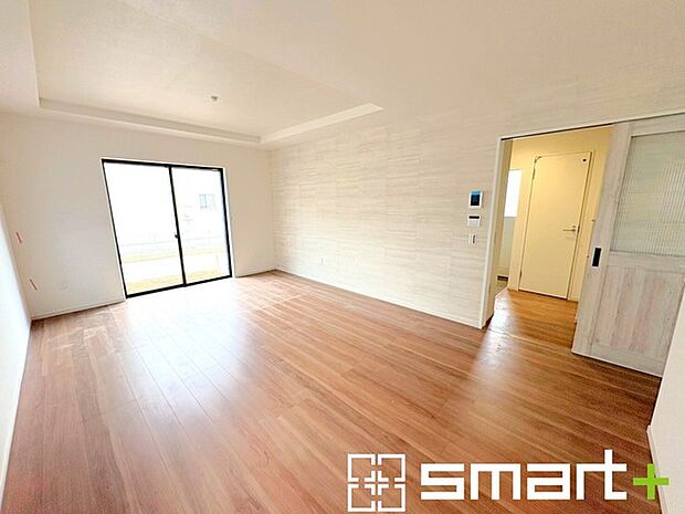 ~穏やかな陽の入るLDK~ ・大きな窓のあるLDKは陽当りも良好で明るい空間となっております。 ・ご家族団らんなど過ごす時間の多いLDKが明るいのは嬉しいポイントですね。