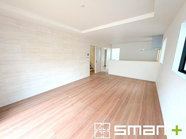 ~窓からはたっぷりの陽光~ ・穏やかな陽だまりに包まれる居心地の良いLDKは、ご家族が自然と集まる憩いのスペースに。 ・料理と洗濯、片付けなど並行して家事を進める時に便利な回遊動線。