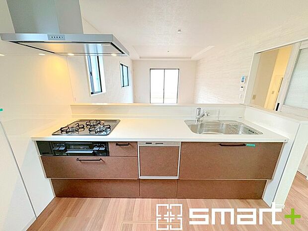 ~食器洗浄機を標準装備~ ・キッチンにはビルトインタイプの食器洗浄機を標準装備。 ・家事にかける時間を削減でき、「自分時間」を増やすことができる嬉しいアイテムです。