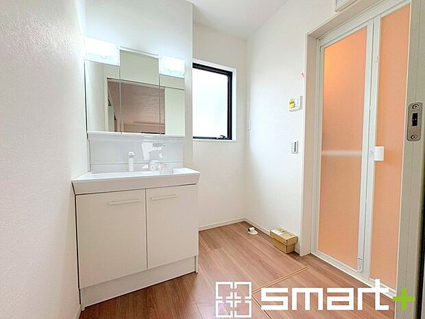 ~明るい洗面スペース~ ・窓から明るい陽が入り、気持ちよく朝の支度ができますね。 ・使い勝手の良い三面鏡タイプのシャワー付き洗面化粧台。鏡の裏に収納があるので洗面台周りもスッキリ。