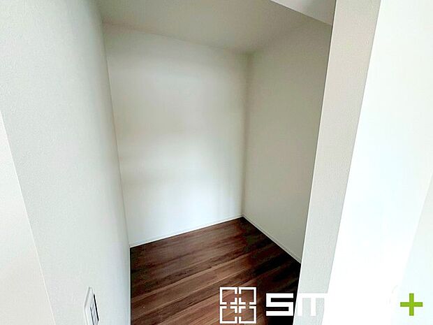 ~ウォークインクローゼットのあるお部屋~ ・人気のウォークインクローゼットをご用意。季節物や趣味の道具などもスッキリと収納が可能です。 ・最近流行りの収納術などもぜひご活用くださいませ。