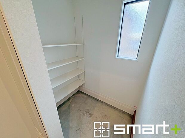 ~シューズインクローク付き~ ・玄関にはシューズインクローク完備。ベビーカーやゴルフバッグ、スポーツ用品など収納可能。 ・稼働式の棚で高さや大きさのあるものもスッキリしまえて快適。