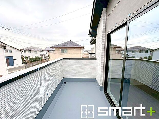 ~洗濯物も干しやすいバルコニー~ ・2箇所あるバルコニーは毎日のお洗濯に大活躍。洗濯物もたくさん干せて快適ですね。 ・テラス屋根等のオプションもお気軽にご相談くださいませ。