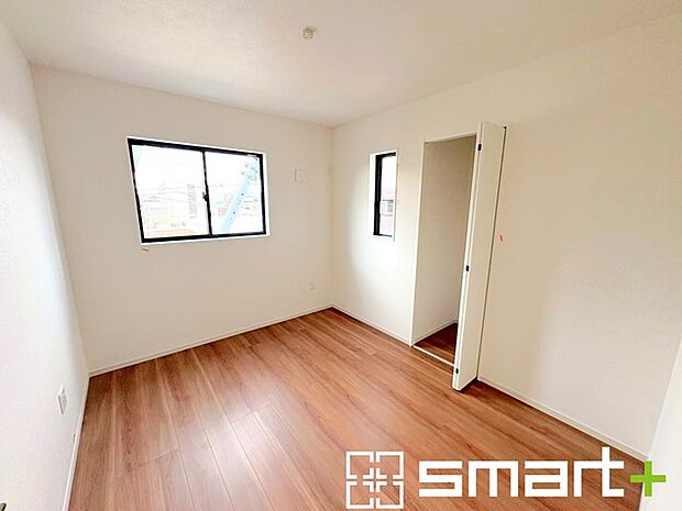 ~収納豊富な洋室~ ・各居室に備え付けの収納をご用意。タンスなどを置く場合と比べ出っ張らないので部屋の中を有効のご活用いただけます。 ・収納の広さなどぜひ現地でご確認くださいませ。