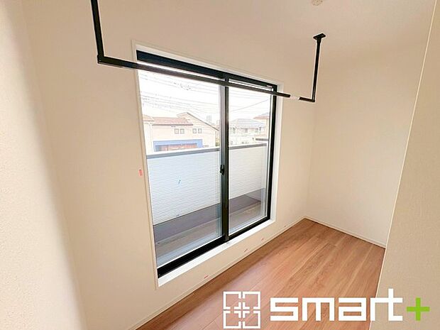 ~階段上ホール~ ・居室を通らずにバルコニーへの出入り可能なので、毎日のお洗濯もラクラク快適。 ・日当たりもよいので室内物干しにも便利。収納スペースとしてもお使いいただけます。