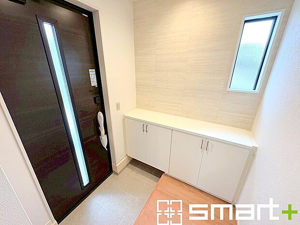 ~穏やかな陽が入る玄関~ ・窓に加えて玄関ドアのガラス部分からも穏やかな陽が入り、明るい玄関に。 ・たっぷりの収納スペース付きなので、散らかりがちな玄関もスッキリ片付きます。