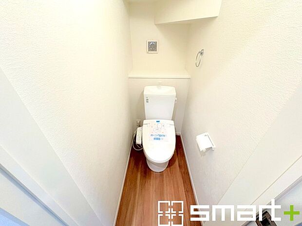 ~窓付きの明るいトイレ~ ・外からの日差しを取り込むので、昼間は窓からの光で十分ですね。 ・使用後や掃除の際に窓を開ければ、外からの新鮮な空気を取り込み素早く換気ができます。