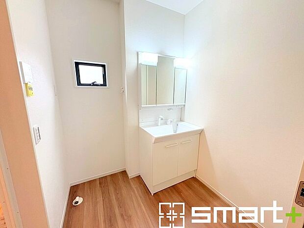 ~明るい洗面スペース~ ・窓から明るい陽が入り、気持ちよく朝の支度ができますね。 ・使い勝手の良い三面鏡タイプのシャワー付き洗面化粧台。鏡の裏に収納があるので洗面台周りもスッキリ。