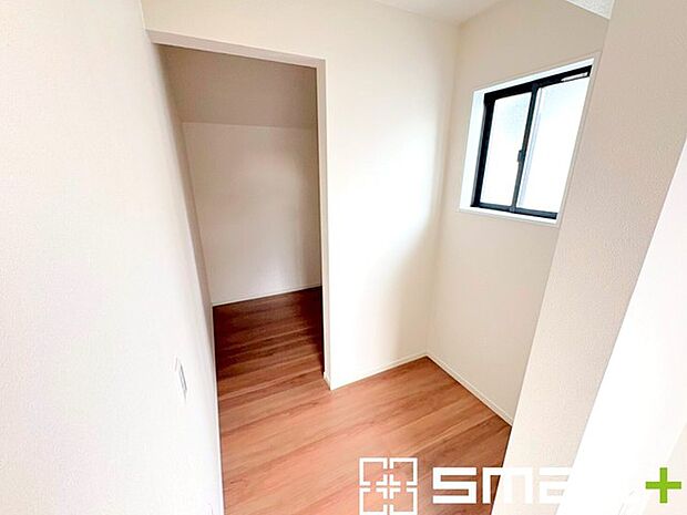 ~たっぷりの収納スペース~ ・居室にウォークインを設ける事で季節ものや趣味の用具などもスッキリと収納可能です。 ・加えてフリースペース付き。収納としてはもちろん、テレワークルームとしても便利。