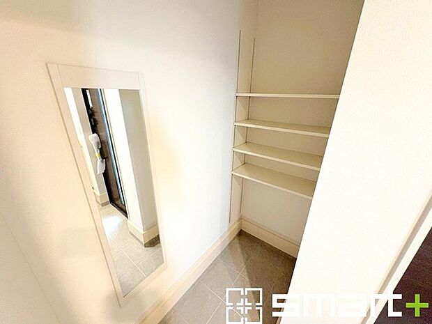 ~シューズインクローク付き~ ・玄関にはシューズインクローク完備。ベビーカーやゴルフバッグ、スポーツ用品など収納可能。 ・稼働式の棚で高さや大きさのあるものもスッキリしまえて快適。