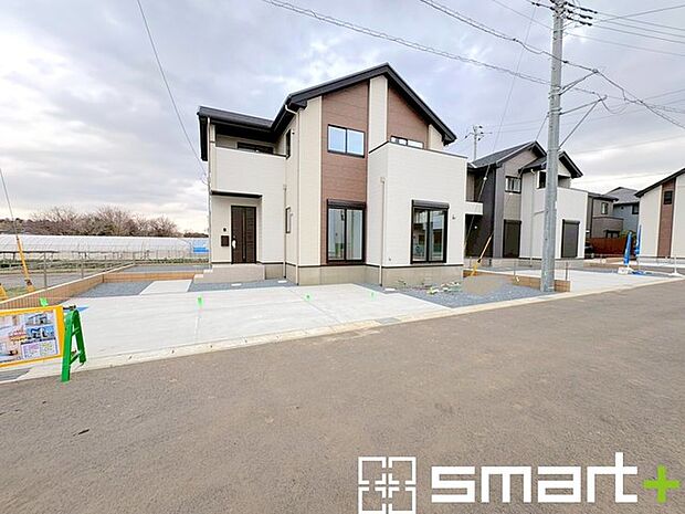 ~十分な広さのある前面道路~ ・前面道路は約6mございますので、お車でのすれ違いも楽々で余計なストレスがかかりません。 ・日々お車での移動が多い方には大切なポイントですね。