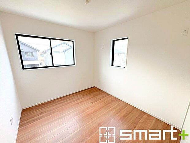 ~2面採光の明るいお部屋~ ・洋室は2面採光とする事で穏やかな陽の入る明るい空間となっております。 ・くつろぎのプライベート時間を明るい空間で穏やかにお過ごしいただけます。