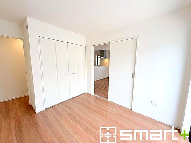 ~リビング横の洋室~ ・リビングに開放感をプラスしてくれる洋室はお子様のプレイルームやお昼寝、趣味のお部屋など、用途様々。 ・玄関からも直接出入り可能なのでゲストルームにも利用可能。