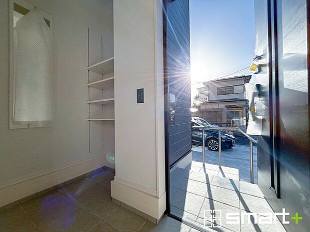 ~シューズインクロークをご用意~ ・追加の靴置きとしてはもちろん、ベビーカーやゴルフ・スキーなど趣味の用具の置場としてもご利用いただけます。 ・玄関が広がる事で開放感のある空間となります。