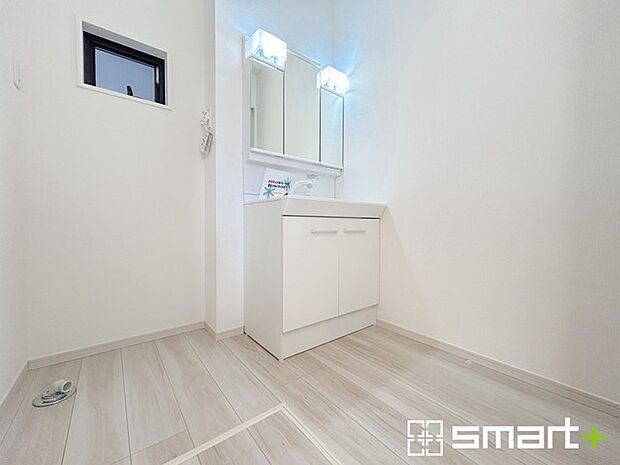 ~余裕のある広さの洗面スペース~ ・洗面スペースを大きめに取る事でリネン置場などにも困らず、洗濯なども楽々行っていただけます。 ・洗面が広い物件は意外と少ないので、ぜひご覧くださいませ。