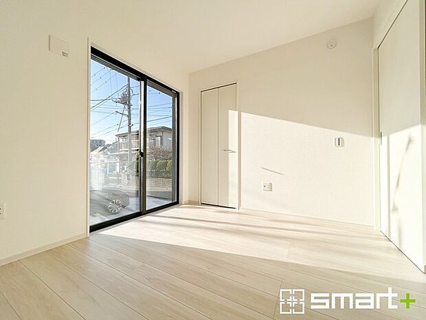 ~自然な風合いの洋室~ ・ナチュラルな色彩で纏められた洋室は家具のコーディネートもしやすくなっております。 ・どんな家具にするか考えるだけでも楽しくなってきますね。