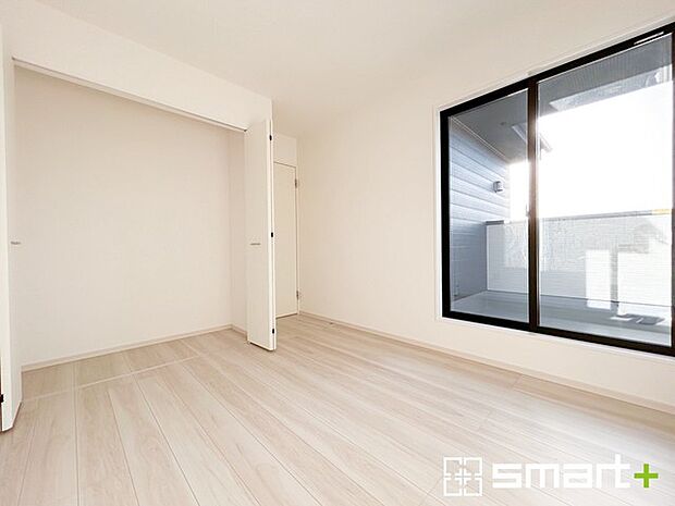 ~収納豊富な洋室~ ・各居室に備え付けの収納をご用意。タンスなどを置く場合と比べ出っ張らないので部屋の中を有効のご活用いただけます。 ・収納の広さなどぜひ現地でご確認くださいませ。