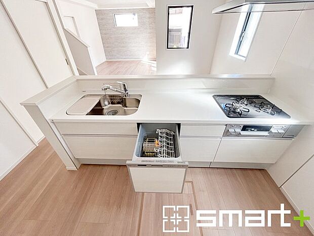 ~食器洗浄機を標準装備~ ・キッチンにはビルトインタイプの食器洗浄機を標準装備。 ・家事にかける時間を削減でき、「自分時間」を増やすことができる嬉しいアイテムです。