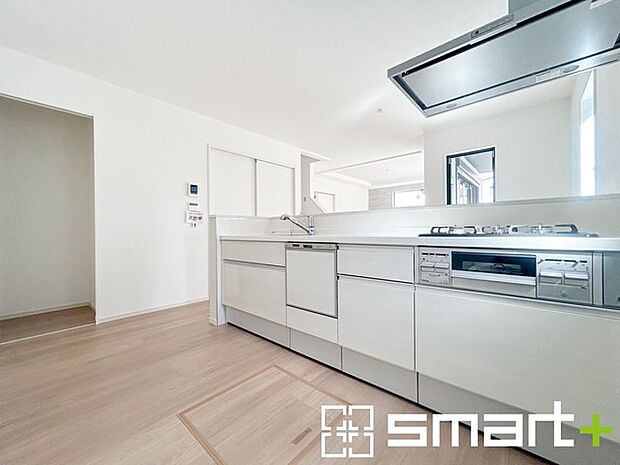 ~人気のカウンターキッチン~ ・キッチンには余計な柱が無いので、リビングが見渡せ開放感のある造りとなっております。 ・蛇口には浄水器が内蔵されるなど機能面でも優れたキッチンです。