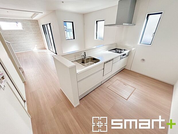 ~使い勝手の良いシステムキッチン~ ・料理がしやすい設計のキッチンでお料理もはかどりますね。 ・もちろんキッチン下部は収納になっておりますので、フライパンなども収納可能です。