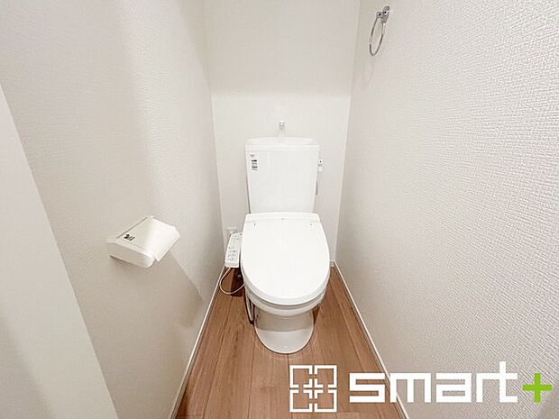 ~やはり便利なタンク式トイレ~ ・最近はタンクレストイレもございますが、タンク式の場合は停電時もお水を流すことが可能。 ・故障時なども比較的費用が安くなるなど、メリットが多くなります。