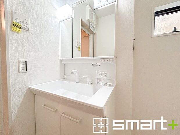 ~人気の三面鏡を採用~ ・洗面台は三面鏡仕様なので鏡の角度を変える事で頭の後ろの方までご確認可能です。 ・鏡の裏が収納になっておりますので、洗面台周りもスッキリと片付きます。