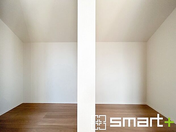 ~憧れのウォークインクローゼット~ ・居室にウォークインを設ける事で季節ものや趣味の用具などもスッキリと収納可能です。 ・ぜひ現地でその便利さをご体感くださいませ。