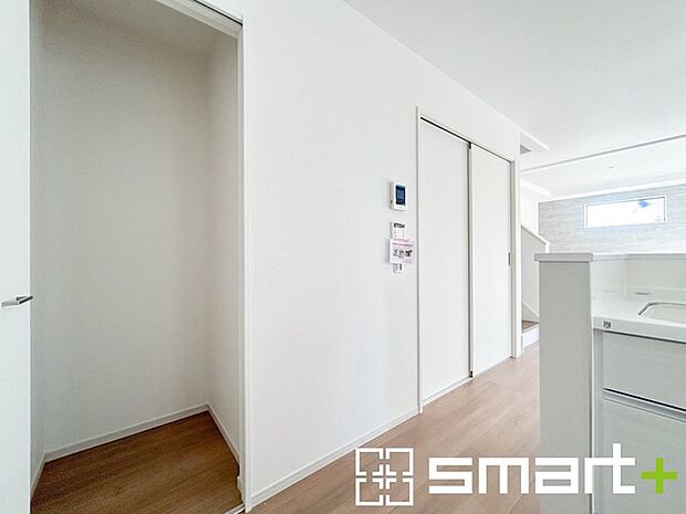 ~リビング収納のあるプラン~ ・意外と少ないリビング収納をしっかりとご用意。 ・掃除機や買い溜めしたティッシュ、トイレットペーパーなど様々なものが収納可能です。