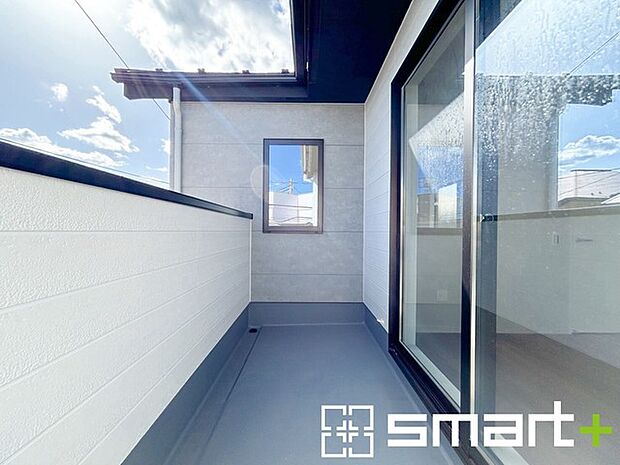 ~洗濯物も干しやすいバルコニー~ ・バルコニーには物干し竿受けが標準装備されております。 ・テラス屋根等のオプションもお気軽にご相談くださいませ。