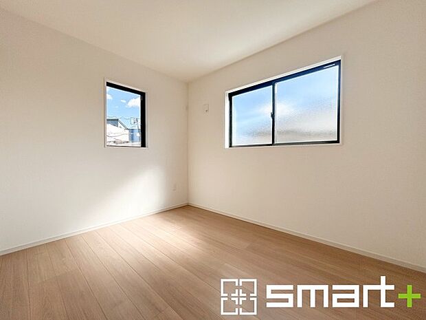 ~収納豊富な洋室~ ・各居室に備え付けの収納をご用意。タンスなどを置く場合と比べ出っ張らないので部屋の中を有効のご活用いただけます。 ・収納の広さなどぜひ現地でご確認くださいませ。