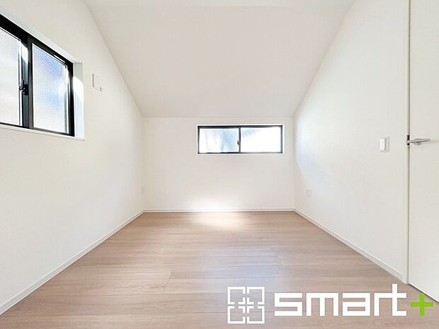 ~オプション施行もお任せください~ ・フローリングの変色など劣化を軽減し、水をこぼした場合などにも防いでくれるフロアコーテイングが人気となっております。 ・オプション施行もお任せください。