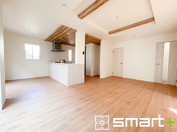 ~余裕の空間が広がるLDK~ ・20帖あるLDKはご家族団らんのお時間を余裕の広さで演出してくれます。 ・ご内覧の際は家具の配置などもイメージしながらご覧くださいませ。