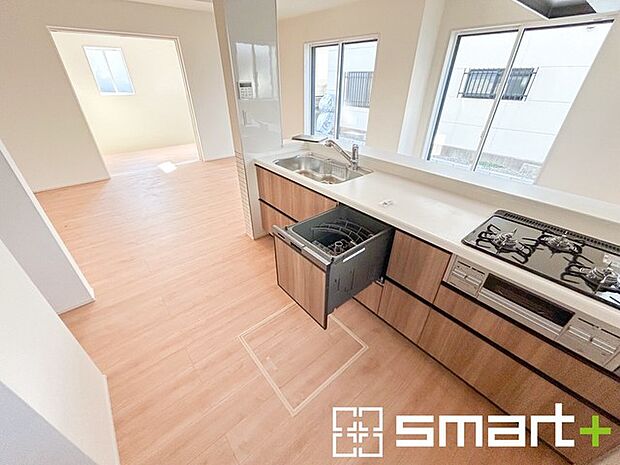 ~使い勝手の良いシステムキッチン~ ・料理がしやすい設計のキッチンでお料理もはかどりますね。 ・もちろんキッチン下部は収納になっておりますので、フライパンなども収納可能です。