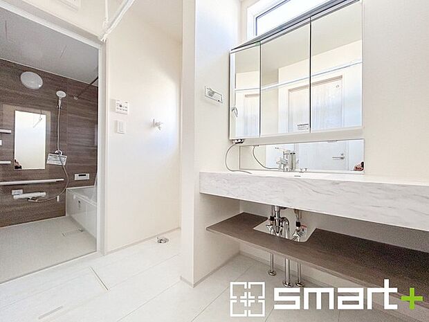 ~余裕のある広さの洗面スペース~ ・洗面スペースを大きめに取る事でリネン置場などにも困らず、洗濯なども楽々行っていただけます。 ・洗面が広い物件は意外と少ないので、ぜひご覧くださいませ。