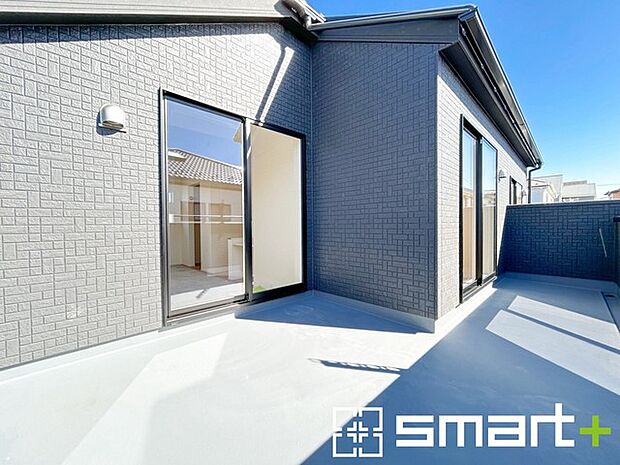 ~洗濯物も干しやすいバルコニー~ ・バルコニーには物干し竿受けが標準装備されております。 ・テラス屋根等のオプションもお気軽にご相談くださいませ。