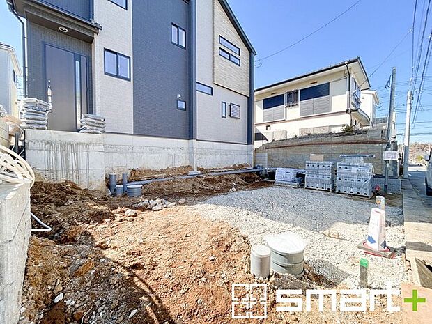 ~駐車場は2台分ご用意~ ・駐車場は2台分ございますので、車通勤の方や複数台お持ちの方にもお勧めのお住まいです。 ・カーポートなどのオプションもお気軽にご相談くださいませ。