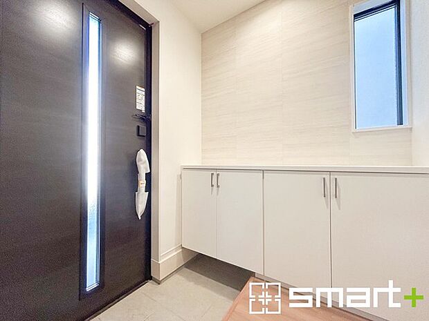 ~十分な容量のシューズボックス~ ・備え付けのシューズボックスは充分な容量を確保。 ・より大型のものへのご変更などご希望の方もお気軽にご相談くださいませ。