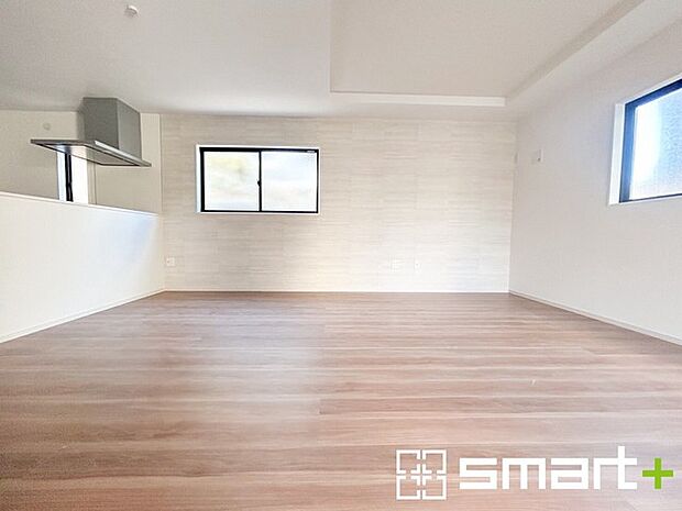 ~余裕の空間が広がるLDK~ ・21.3帖あるLDKはご家族団らんのお時間を余裕の広さで演出してくれます。 ・ご内覧の際は家具の配置などもイメージしながらご覧くださいませ。