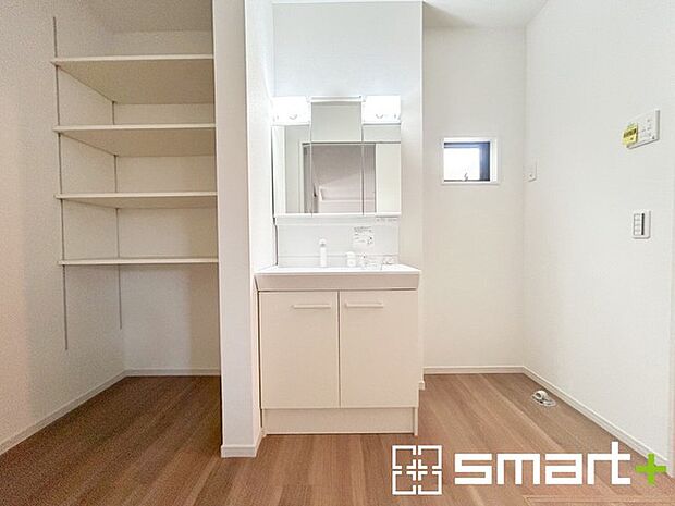 ~収納も充実の洗面所~ ・洗面所にはリネンスペースを設ける事でタオルや洗剤などの置場にも困りません。 ・意外とリネンスペースがある物件は少ないので、ぜひ現地でその魅力をご確認ください。