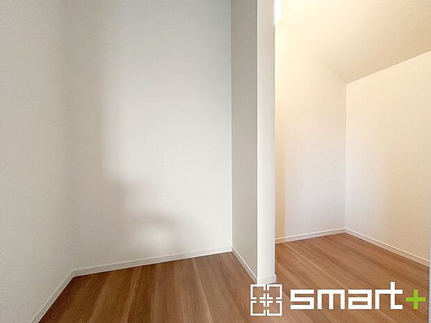 ~本格的な広さのウォークイン~ ・しっかりとした広さのウォークインクローゼットを設けた仕様。 ・よくある小さめのウォークインは実際には収納力弱めですが、これだけ大きいと十分な収納力です。