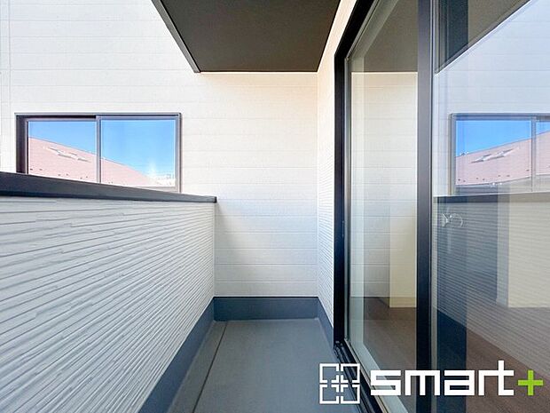 ~洗濯物も干しやすいバルコニー~ ・バルコニーには物干し竿受けが標準装備されております。 ・テラス屋根等のオプションもお気軽にご相談くださいませ。