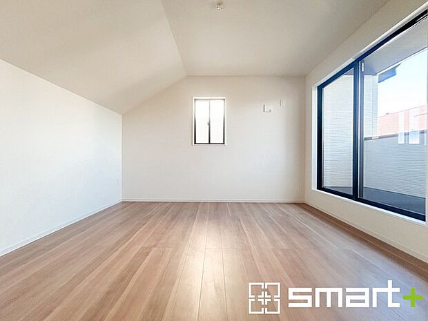 ~2面採光の明るいお部屋~ ・洋室は2面採光とする事で穏やかな陽の入る明るい空間となっております。 ・くつろぎのプライベート時間を明るい空間で穏やかにお過ごしいただけます。