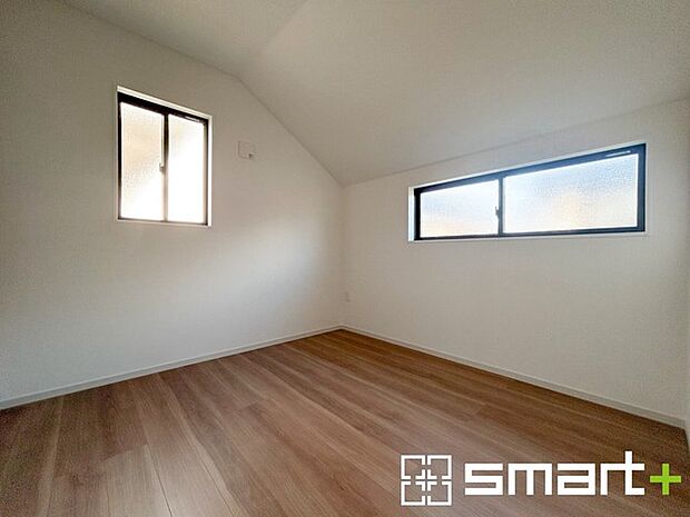 ~自然な風合いの洋室~ ・ナチュラルな色彩で纏められた洋室は家具のコーディネートもしやすくなっております。 ・どんな家具にするか考えるだけでも楽しくなってきますね。