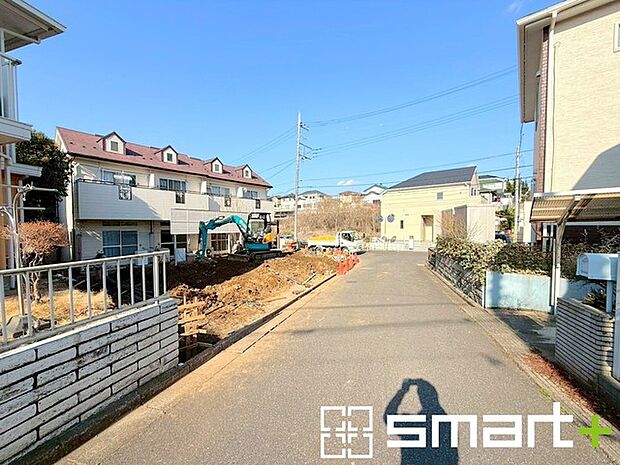 ～閑静な住宅街の立地～ ・周辺は閑静な住宅街となっておりますので、静かな暮らしをご実現いただけます。 ・前面道路の交通量も多くないので、小さなお子様がいるご家庭でもご安心ですね。 