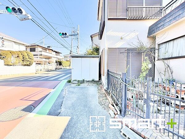 ～開放感ある角地のお住まい～ ・2方向が空く事で開放感のある角地に位置しております。 ・窮屈な感じが無く、ゆったりと暮らせるこの魅力をぜひ現地でご体感くださいませ。