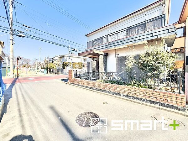 ～十分な広さのある前面道路～ ・前面道路は約5ｍございますので、お車でのすれ違いも楽々で余計なストレスがかかりません。 ・日々お車での移動が多い方には大切なポイントですね。